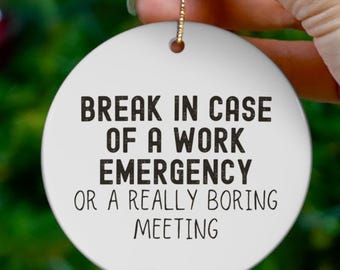 Adorno divertido / Regalos para compañeros de trabajo / Humor de oficina / Emergencia laboral / Regalo de broma divertido / Adorno sarcástico Regalo para jefe Adorno de cerámica