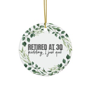 Adorno divertido de renuncia al trabajo, regalo de broma, decoración con humor laboral, regalo para compañeros de trabajo, adorno navideño, renuncié a mi trabajo y me jubilé a los 30 imagen 2