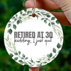 Adorno divertido de renuncia al trabajo, regalo de broma, decoración con humor laboral, regalo para compañeros de trabajo, adorno navideño, renuncié a mi trabajo y me jubilé a los 30 imagen 1