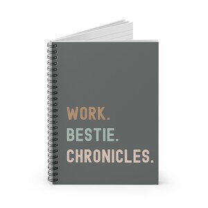 Puede incluir: Cuaderno espiral gris con el texto "WORK. BESTIE. CHRONICLES." en letras de colores.