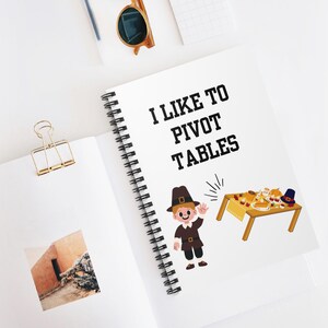 以下が含まれることがあります： 白いスパイラルノートに黒い文字で「ピボットテーブルが好き」と書かれています。漫画の巡礼者が、感謝祭の夕食が置かれたテーブルに向かって手を振っています。