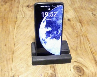 携帯電話ホルダー木製、松材製の黒の携帯電話ホルダー、厚さ 18 mm までの携帯電話に対応。男性、女性、企業へのギフトに最適