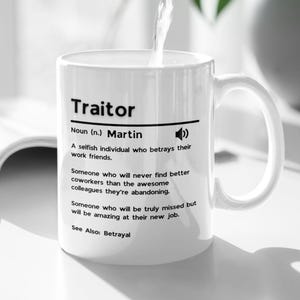 Zabawny prezent pożegnalny kubek Traitor - zostawianie prezentu dla kolegi z pracy. Idealny prezent pożegnalny z nutą biurowego sarkazmu i humoru.