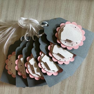 Etiquettes de cadeau roses et grises pour bébé une pièce | Etiquettes cadeaux pour body bébé | C'est une fille Cadeaux de naissance | Baby shower rose et gris