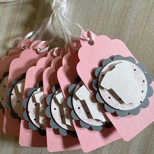 Etiquettes de cadeau roses et blanches pour bébé | Etiquettes cadeaux pour body bébé | C'est une fille Cadeaux de naissance | Baby shower rose et gris