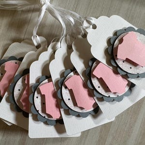 Etiquettes de cadeau roses et grises pour bébé une pièce | Etiquettes cadeaux pour body bébé | C'est une fille Cadeaux de naissance | Baby shower rose et gris