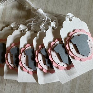 Etiquettes de cadeau roses et blanches pour bébé | Etiquettes cadeaux pour body bébé | C'est une fille Cadeaux de naissance | Baby shower rose et gris