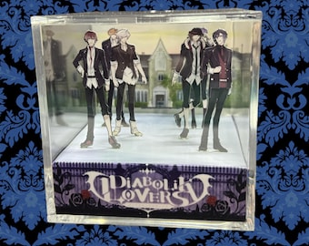 Puede incluir: Una vitrina de acrílico transparente con personajes de anime con trajes negros y un fondo de mansión. La base de la vitrina tiene el texto "Diabolik Lovers" con detalles de rosas y vides. El fondo es un patrón floral azul oscuro.