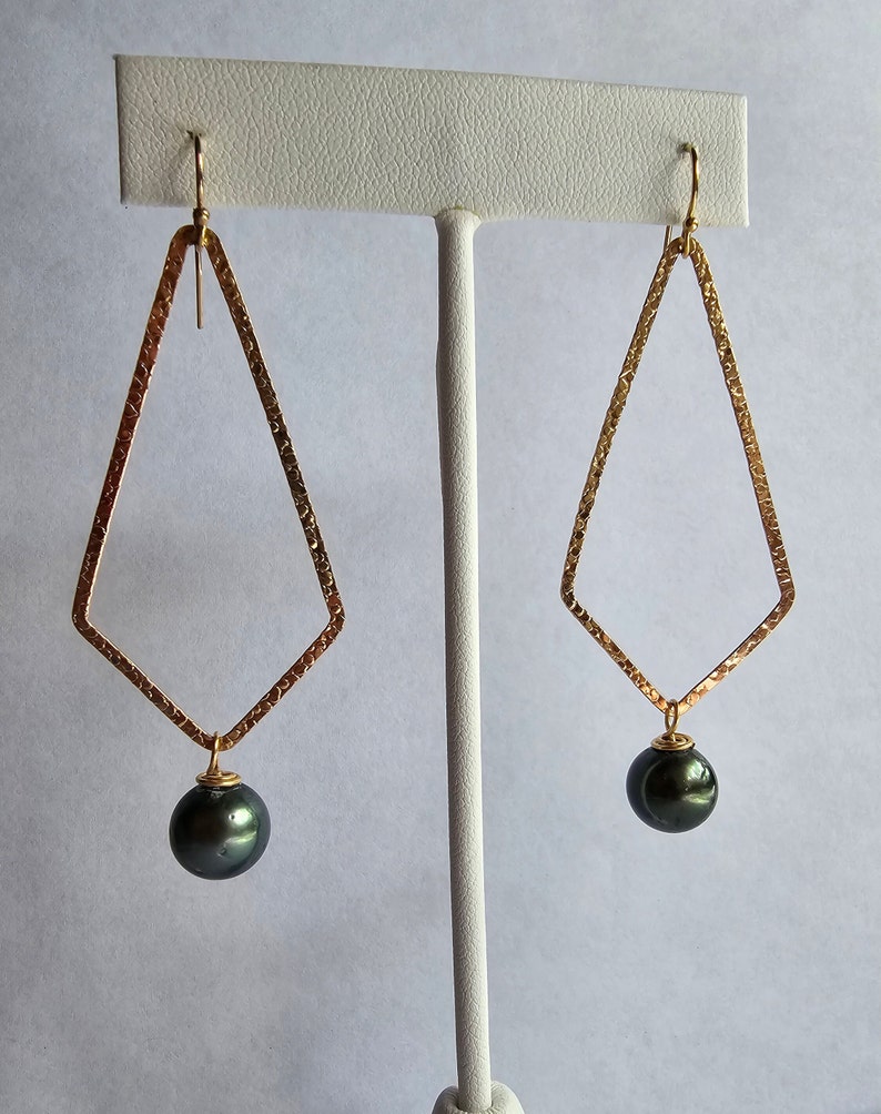 Diamond Shape Hammered 14k Gold Filled Tahitian Pearl Earrings. 10.5mm ...