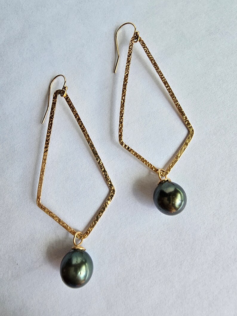 Diamond Shape Hammered 14k Gold Filled Tahitian Pearl Earrings. 10.5mm ...