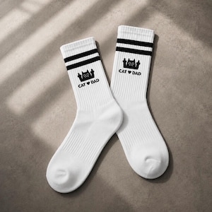 Angry Cat- CatDad Socken Herren • Katzen Liebhaber Socken • Weiße Tennissocken mit Motiv • Retro Tennis Socken • Bedruckte Socken mit Spruch