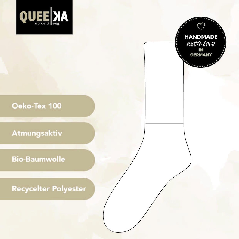 Op de afbeelding: Een witte omtrek van een sok met de tekst "HANDMADE with love IN GERMANY" en een hartje. De sok is gelabeld met de volgende kenmerken: "Oeko-Tex 100", "Atmungsaktiv", "Bio-Baumwolle" en "Recycelter Polyester".
