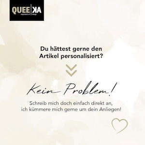 Op de afbeelding: Een witte achtergrond met een bruine, aquarelachtige textuur. De tekst "QUEE XA inspiration of design" staat bovenaan. De tekst "Du h&auml;ttest gerne den Artikel personalisiert?" staat in het midden. De tekst "Kein Problem!" is in een handschrift. De tekst "Schreib mich doch einfach direkt an, ich k&uuml;mmere mich gerne um dein Anliegen!" staat onder de handschrift. Een hart symbool staat rechtsonder.