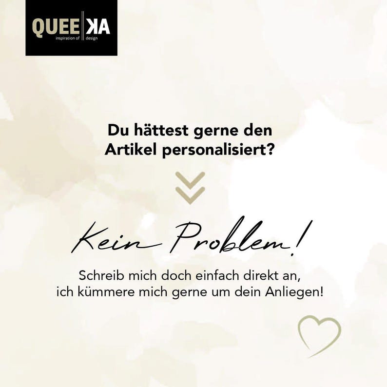 Op de afbeelding: Een witte achtergrond met een bruine, aquarelachtige textuur. De tekst "QUEE XA inspiration of design" staat bovenaan. De tekst "Du h&auml;ttest gerne den Artikel personalisiert?" staat in het midden. De tekst "Kein Problem!" is in een handschrift. De tekst "Schreib mich doch einfach direkt an, ich k&uuml;mmere mich gerne um dein Anliegen!" staat onder de handschrift. Een hart symbool staat rechtsonder.