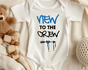 Cute baby bodysuit made of organic cotton, "New to the Crew" print, perfect gift for newborns