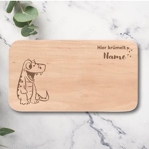 Personalisiertes Frühstücksbrett für Kinder, süße Croco-Comicfigur & "Hier krümelt"-Print, perfektes Geschenk zur Einschulung, Geburtstag