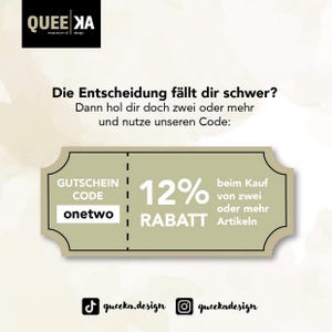 Op de afbeelding: Een groene en witte coupon met de tekst "GUTSCHEIN CODE onetwo 12% RABATT beim Kauf von zwei oder mehr Artikeln". De coupon is voor 12% korting op de aankoop van twee of meer artikelen.