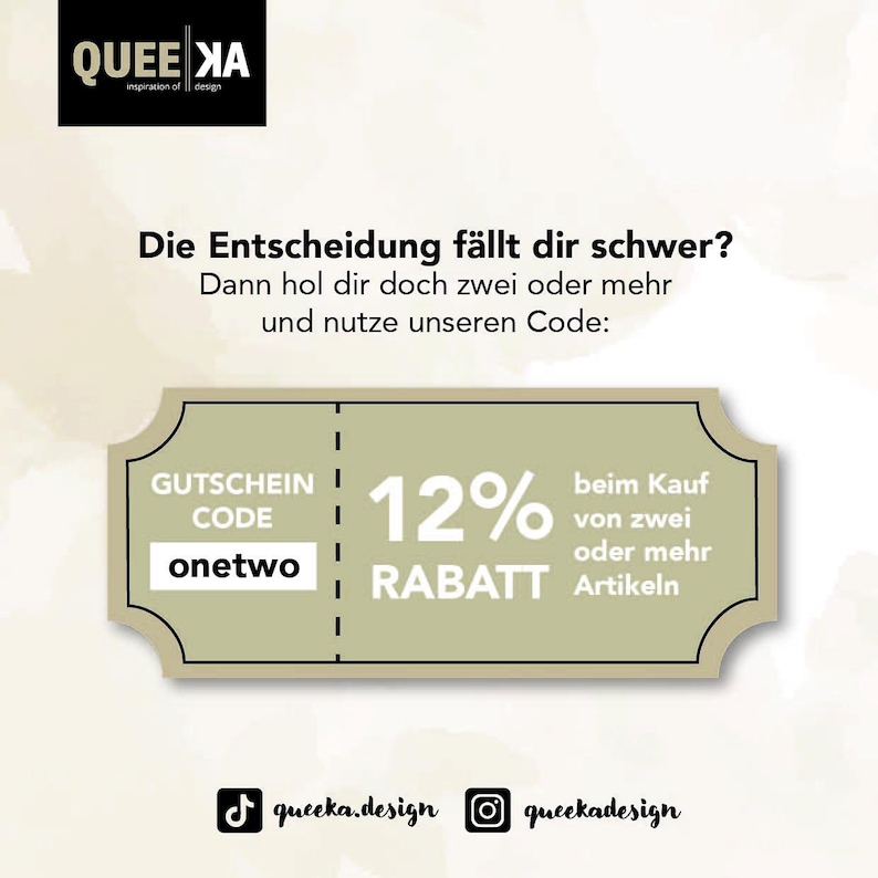 Op de afbeelding: Een groene en witte coupon met de tekst "GUTSCHEIN CODE onetwo 12% RABATT beim Kauf von zwei oder mehr Artikeln". De coupon is voor 12% korting op de aankoop van twee of meer artikelen.