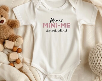 Cute baby bodysuit made of organic cotton, "Mama's Mini-Me" print, perfect gift for newborns