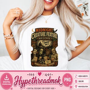 Peut inclure: Un t-shirt blanc avec une impression graphique représentant une scène de cinéma en plein air intitulée Midnight Creature Feature. Le motif inclut des illustrations d'un vampire, du monstre de Frankenstein, d'un loup-garou et d'une momie.