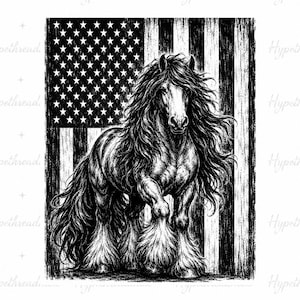 Könnte beinhalten: Eine schwarz-weiße grafische Illustration eines Pferdes mit langer, fließender Mähne und Behang an den Beinen, platziert vor einem stilisierten amerikanischen Flaggenhintergrund mit vertikalen Streifen und Sternen im Skizzenstil.