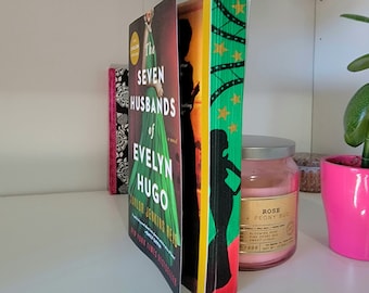 Libro "Los siete maridos de Evelyn Hugo" pintado a mano con bordes pintados con aerosol, bordes con plantilla, edición especial, decoración literaria, bordes pintados con aerosol personalizados.