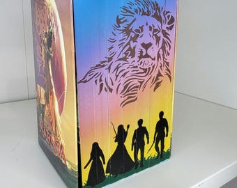 Juego de libros de Las Crónicas de Narnia con bordes pintados, bordes con plantilla, pintura en el canto, libros de edición especial, decoración literaria, bordes pintados a medida.