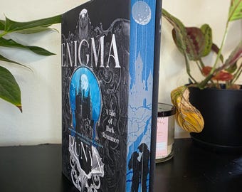 Libro Enigma con bordes pintados, bordes con plantilla, pintura en el canto, libros de edición especial, decoración literaria, bordes pintados a medida.