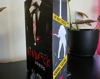Libro recopilatorio de la serie Mindf*ck con bordes pintados con aerosol, bordes con plantilla, pintado a mano, edición especial, decoración literaria, bordes pintados con aerosol personalizados.