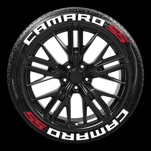 Peut inclure: Pneu noir avec l'inscription "CAMARO" en blanc et "SS" en rouge sur le flanc.