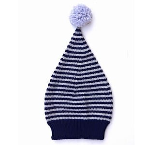 Può includere: Un cappello a maglia a righe blu e bianche con un pompon blu chiaro in cima.