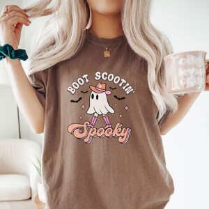 Boot Scootin&#39; Spooky Ghost Shirt Cute Halloween Cowboy Ghost T-Shirt Funny Country Western Fall Tee Retro Spooky Season Shirt for Women