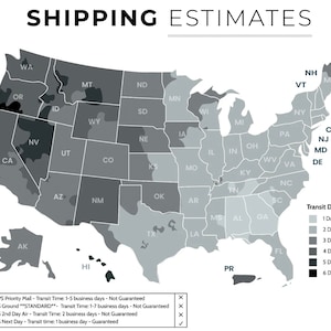 K&ouml;nnte beinhalten: Eine Karte der Vereinigten Staaten, die die gesch&auml;tzten Lieferzeiten f&uuml;r USPS Priority Mail, UPS Ground, UPS 2nd Day Air und UPS Next Day zeigt. Die Karte ist in verschiedenen Graut&ouml;nen schattiert, um die Anzahl der Tage anzugeben, die f&uuml;r den Versand in jeden Bundesstaat ben&ouml;tigt werden. Die Karte enth&auml;lt auch eine Legende, die die verschiedenen Graut&ouml;ne erkl&auml;rt. Der Text auf der Karte lautet: "SHIPPING ESTIMATES", "Transit Days", "1 Day", "2 Days", "3 Days", "4 Days", "5 Days", "6 Days", "USPS Priority Mail - Transit Time: 1-5 business days - Not Guaranteed", "UPS Ground "STANDARD" - Transit Time: 1-7 business days - Not Guaranteed", "UPS 2nd Day Air - Transit Time: 2 business days - Not Guaranteed", "UPS Next Day - Transit time: 1 business day - Guaranteed".