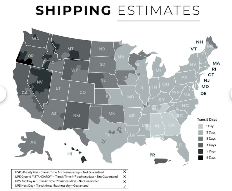 K&ouml;nnte beinhalten: Eine Karte der Vereinigten Staaten, die die gesch&auml;tzten Lieferzeiten f&uuml;r USPS Priority Mail, UPS Ground, UPS 2nd Day Air und UPS Next Day zeigt. Die Karte ist in verschiedenen Graut&ouml;nen schattiert, um die Anzahl der Tage anzugeben, die f&uuml;r den Versand in jeden Bundesstaat ben&ouml;tigt werden. Die Karte enth&auml;lt auch eine Legende, die die verschiedenen Graut&ouml;ne erkl&auml;rt. Der Text auf der Karte lautet: "SHIPPING ESTIMATES", "Transit Days", "1 Day", "2 Days", "3 Days", "4 Days", "5 Days", "6 Days", "USPS Priority Mail - Transit Time: 1-5 business days - Not Guaranteed", "UPS Ground "STANDARD" - Transit Time: 1-7 business days - Not Guaranteed", "UPS 2nd Day Air - Transit Time: 2 business days - Not Guaranteed", "UPS Next Day - Transit time: 1 business day - Guaranteed".