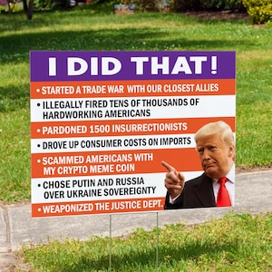 K&ouml;nnte beinhalten: Ein lila und orangefarbenes Schild f&uuml;r den Garten mit dem Text "I DID THAT!" und einer Liste mit Aufz&auml;hlungszeichen. Die Aufz&auml;hlungszeichen listen Aktionen auf, die einer Person zugeschrieben werden. Das Schild zeigt ein Foto eines Mannes im Anzug und mit roter Krawatte.