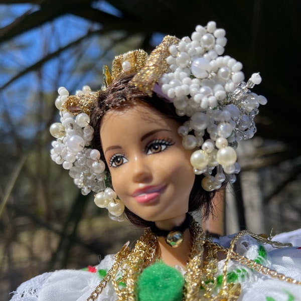 Panamanian dress doll