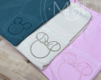 Broderad Musse Pigg-skjorta med ficka, minimalistisk estetik, Disney-kläder, parkoutfit, bekväma färger, Mimmi-tröja, subtila detaljer, monokrom stil