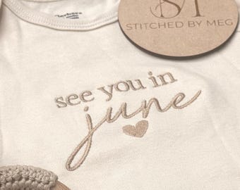 ONESIES® bordados personalizados "Nos vemos en septiembre" Mes esperado Marca ONESIES® Anuncio de embarazo Nombre personalizado para bebé niña niño