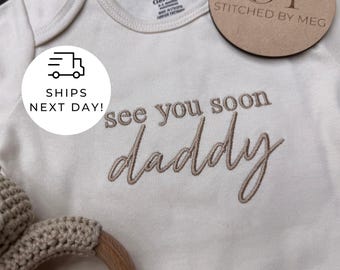 Nos vemos pronto papá ONESIES® bordados marca Anuncio de embarazo ONESIES® anuncio de embarazo