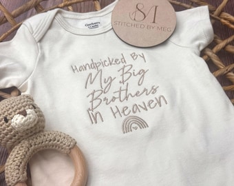 Anuncio de embarazo personalizado y seleccionado por In Heaven ONESIES®, anuncio de bebé arcoíris, abuela enviada del cielo, hermano H1