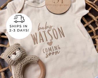 Nom de bébé personnalisé Faire-part de grossesse de marque ONESIES® Personnalisé Fille Garçon Couleurs neutres Arc-en-ciel, bébé B3