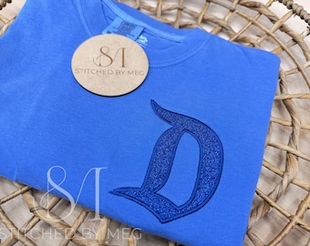 Vintage Disney-inspirerad glittertröja med "D"-motiv | Broderad ton i ton med magisk plats på jorden, pixy dust