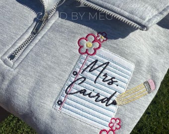Personlig broderad lärartröja med kvarts dragkedja: Blommig penndesign