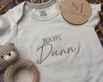 Anuncio de embarazo con nombre de bebé personalizado ONESIES®, anuncio de embarazo personalizado para niña y niño, color neutro B1