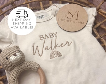 Anuncio de embarazo personalizado con nombre de bebé, marca ONESIES®, anuncio de embarazo personalizado para niña o niño, colores neutros, arcoíris para bebé B2