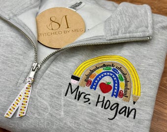 Personlig broderad lärartröja med kvarts dragkedja: Blyertspenna med linjal och regnbågsmönster och äpple