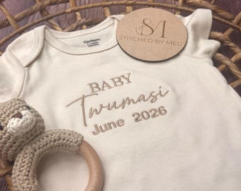 Mono personalizado con anuncio de bebé, mono bordado con apellido de bebé, traje personalizado para revelar la fecha de parto, beige neutro, próximamente B3