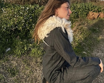 Artisanal Coll d'ovella. Curtit in a traditional way, with no chemicals and respect for nature. Shawl d Borrego. Pell i pel scarf. plain necklace