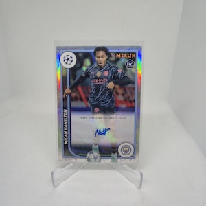 Autographes télécommandés Micah Hamilton, Topps Merlin le 23/24. Manchester City. Carte de football. Expédition combinée. Lisez les informations.