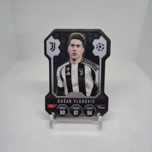 Dusan Vlahovic « Chrome Pro Elite Shield » Match Attax 24/25. Juventus. Carte de football. Carte à collectionner. Expédition combinée. Lisez les informations.